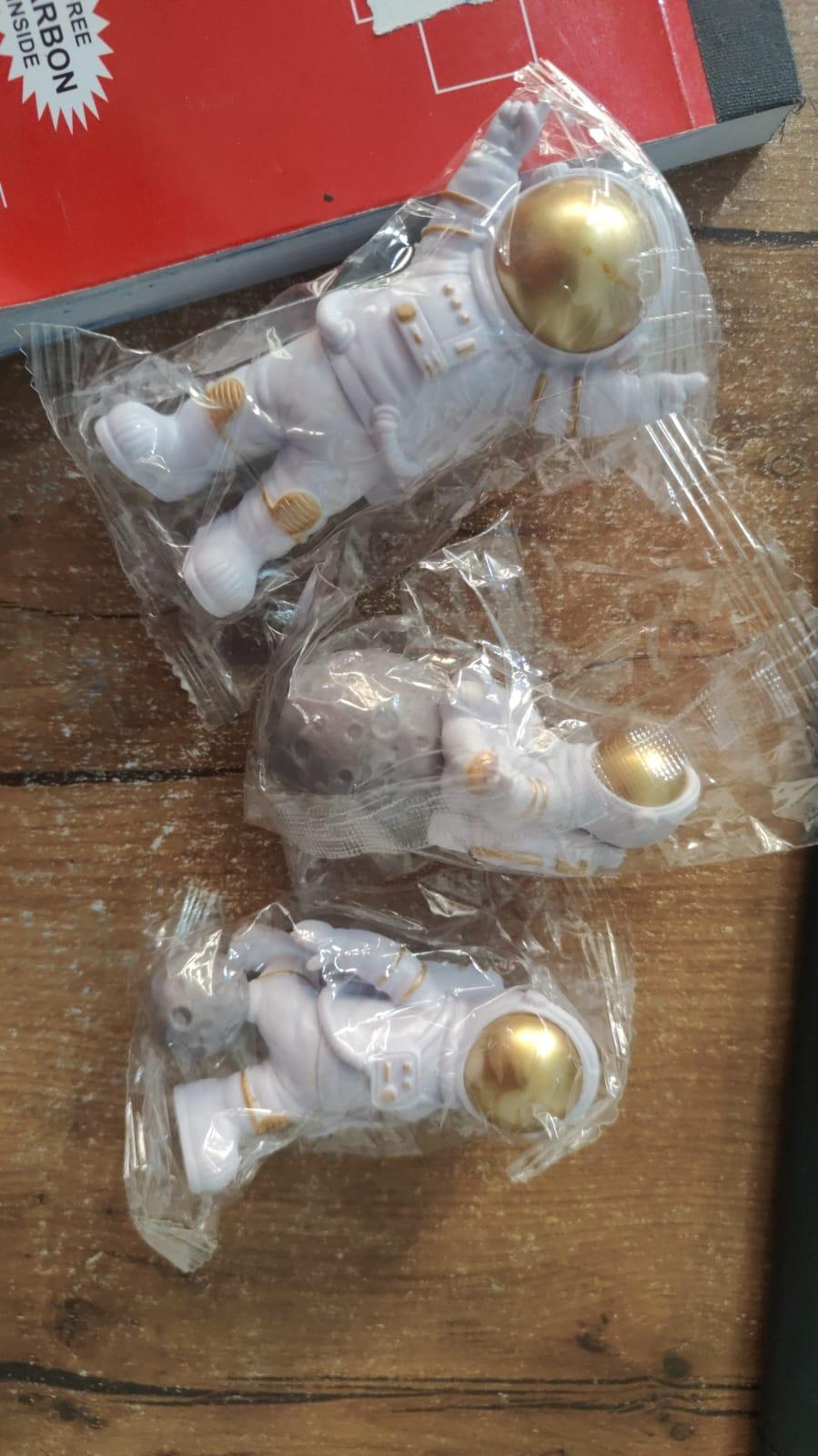 Astronaut Spaceman Statue Ornament Desktop Figurine Décor Set of 3 – Golden